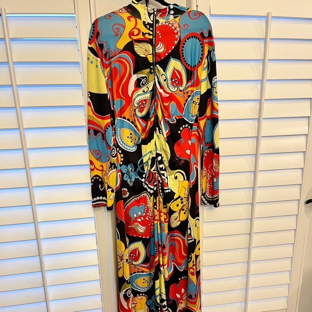 Beautiful brand new never worn  body-con maxi dress. Stretch material